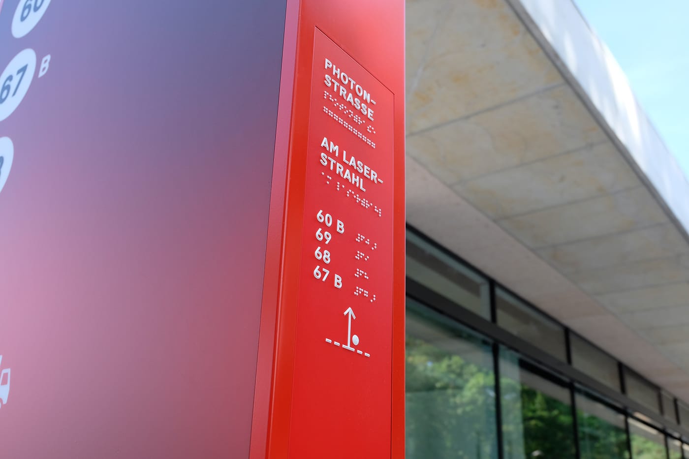 Wegweiser mit taktilem Feld (Plangrafik, Prismenschrift und Braille-Schrift)