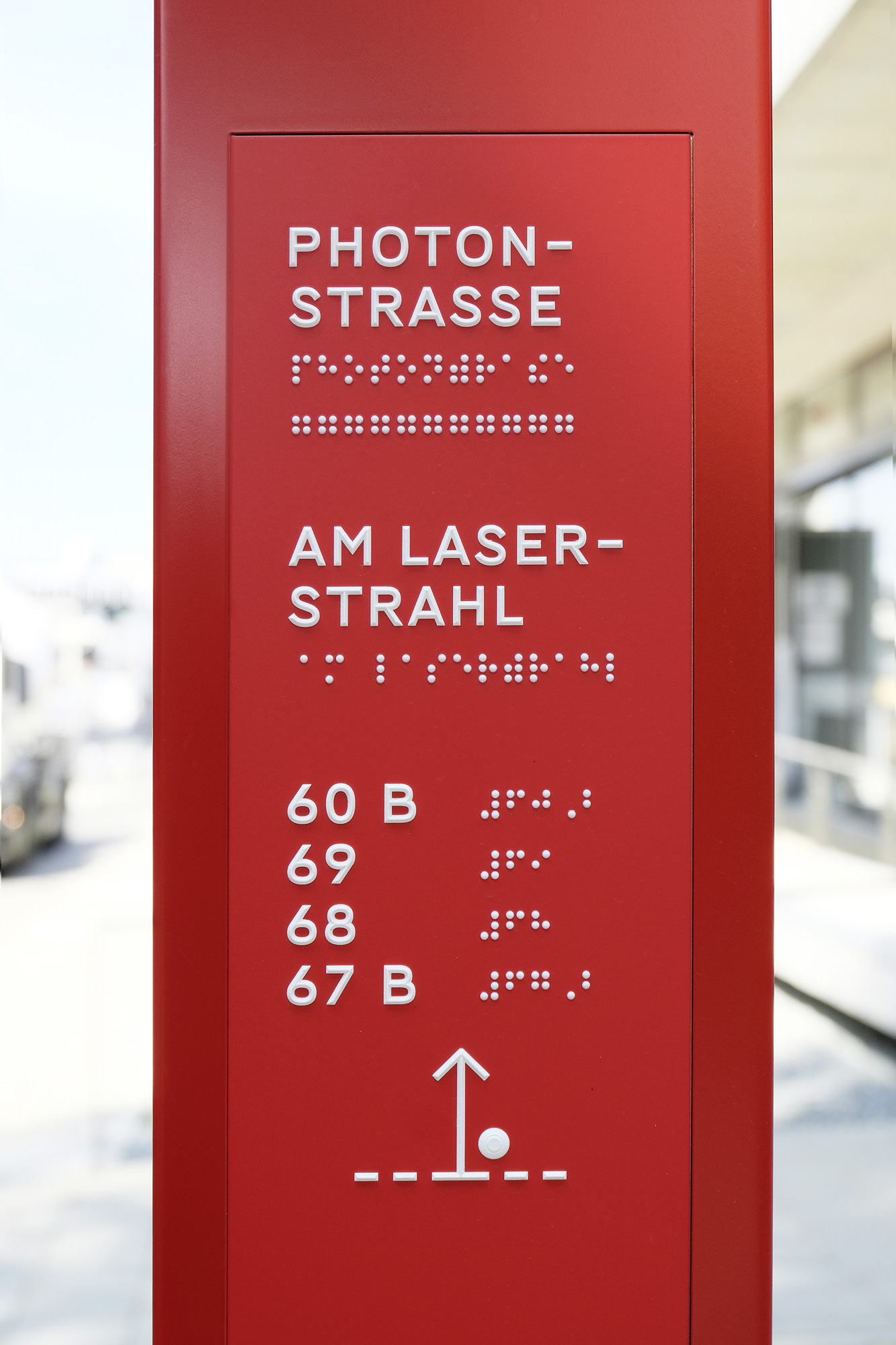 Wegweiser mit taktilem Feld (Plangrafik, Prismenschrift und Braille-Schrift)