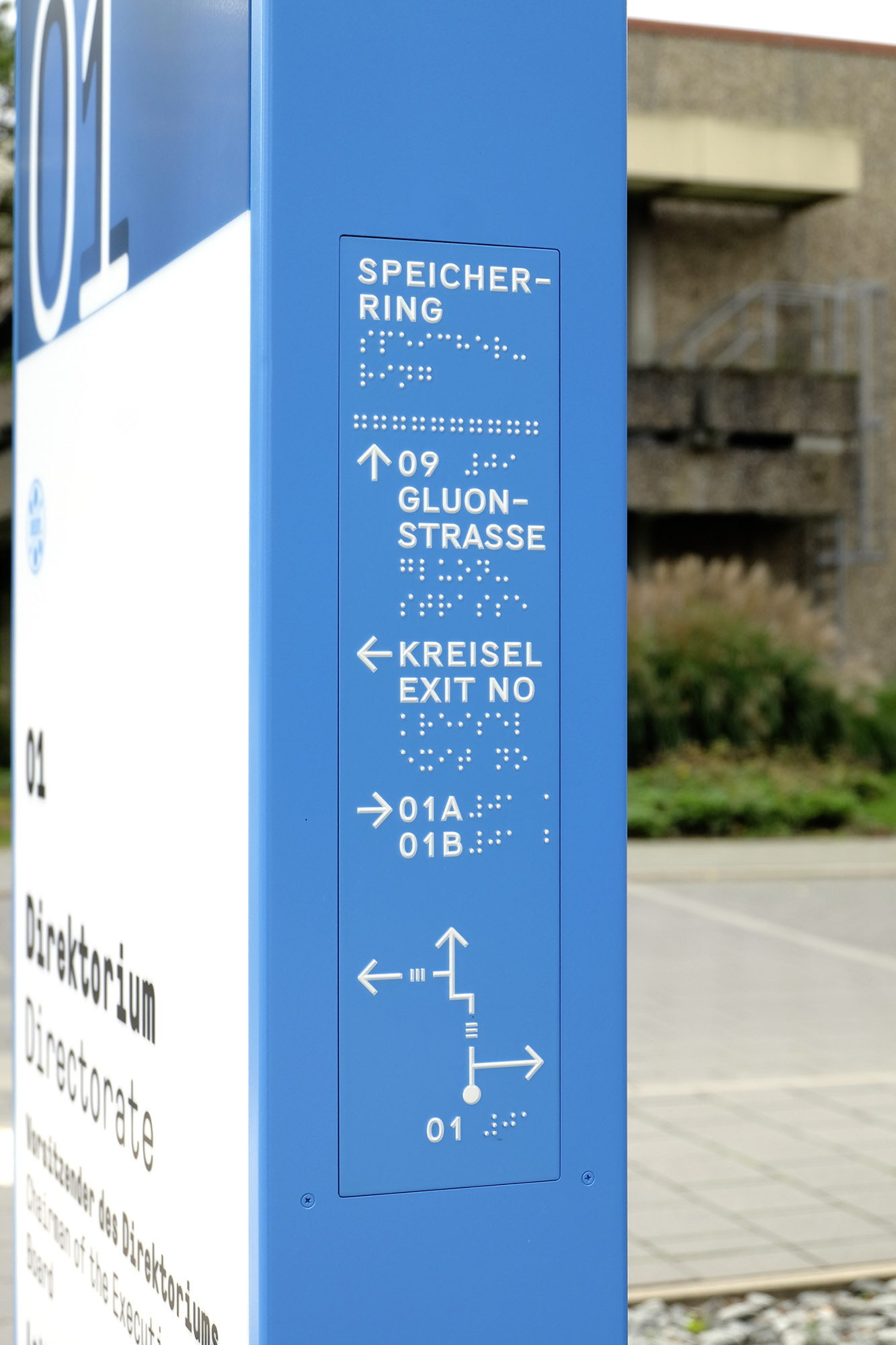 Gebäudekennzeichnung mit taktilem Feld (Plangrafik, Prismenschrift und Braille-Schrift)