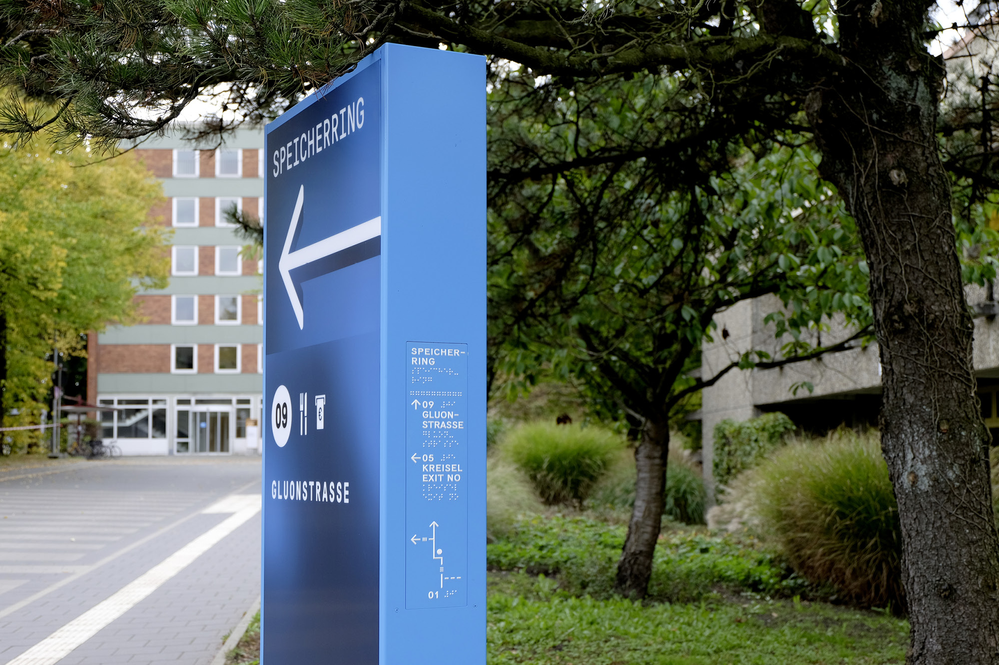 Wegweiser mit taktilem Feld (Plangrafik, Prismenschrift und Braille-Schrift)