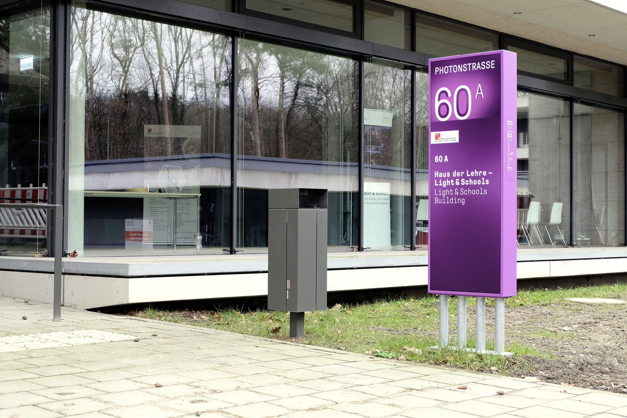 Gebäudekennzeichnung mit taktilem Feld (Plangrafik, Prismenschrift und Braille-Schrift)