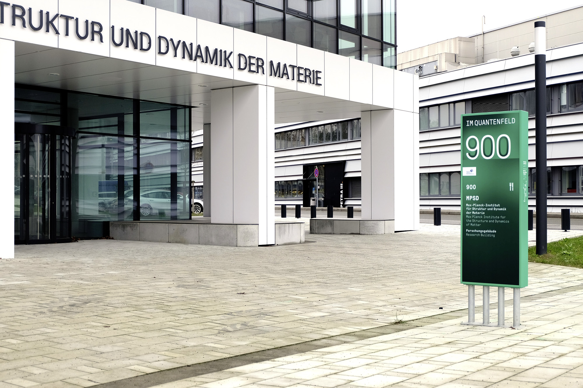 Gebäudekennzeichnung mit taktilem Feld (Plangrafik, Prismenschrift und Braille-Schrift)