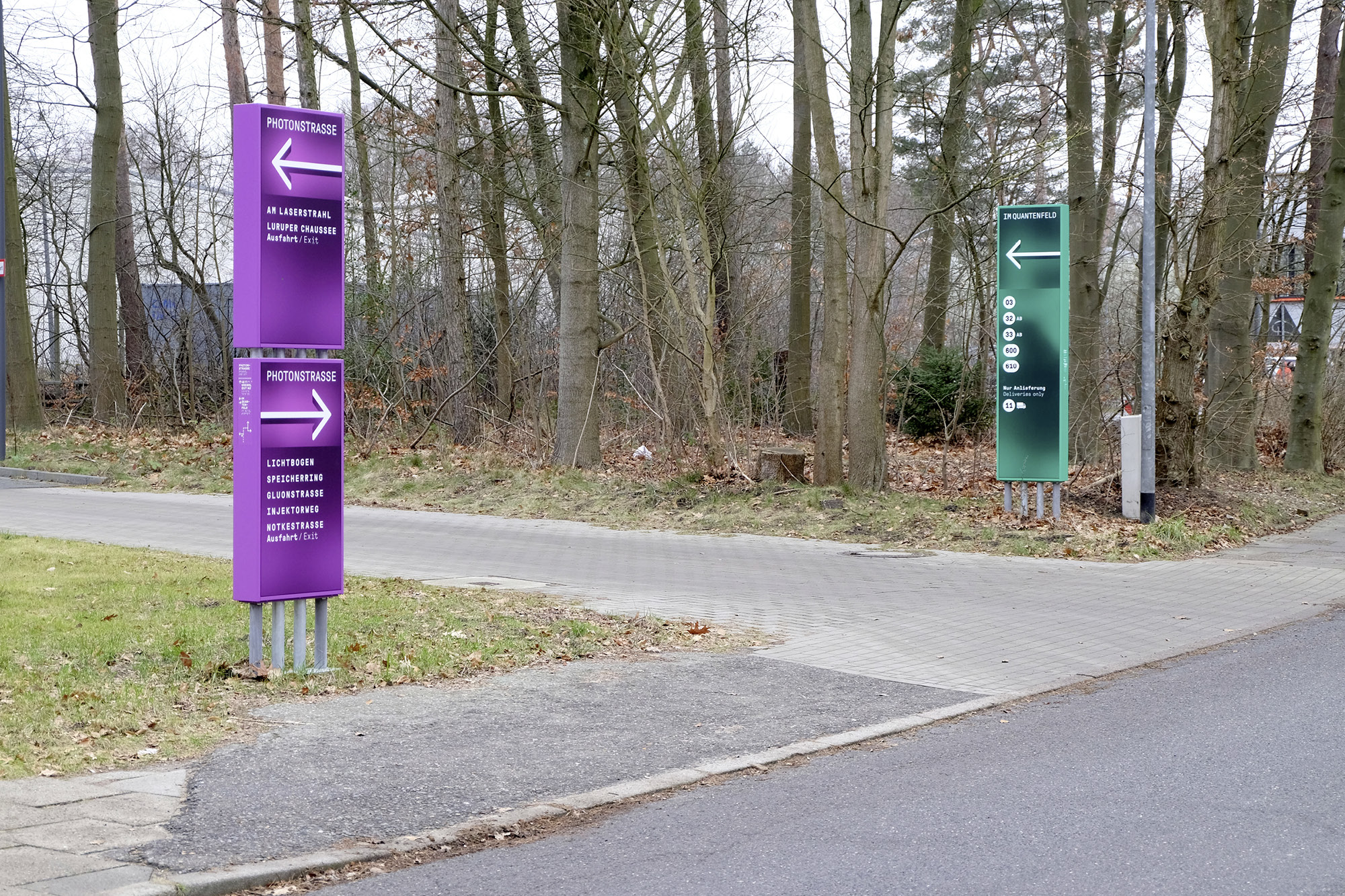 Wegweiser mit taktilem Feld (Plangrafik, Prismenschrift und Braille-Schrift)