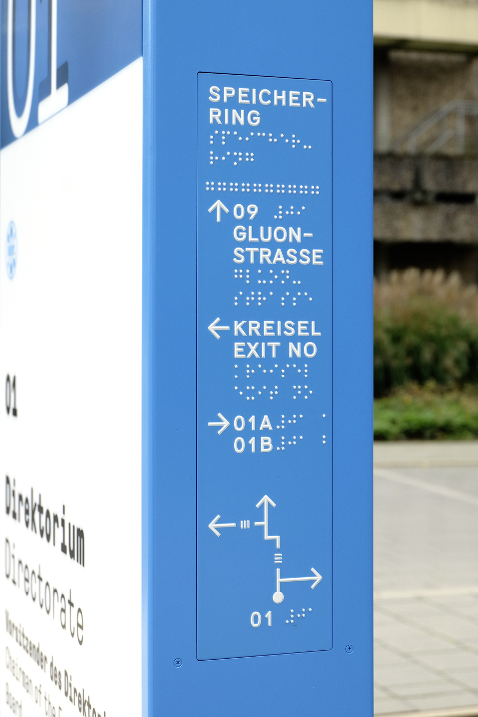 Gebäudekennzeichnung mit taktilem Feld (Plangrafik, Prismenschrift und Braille-Schrift)