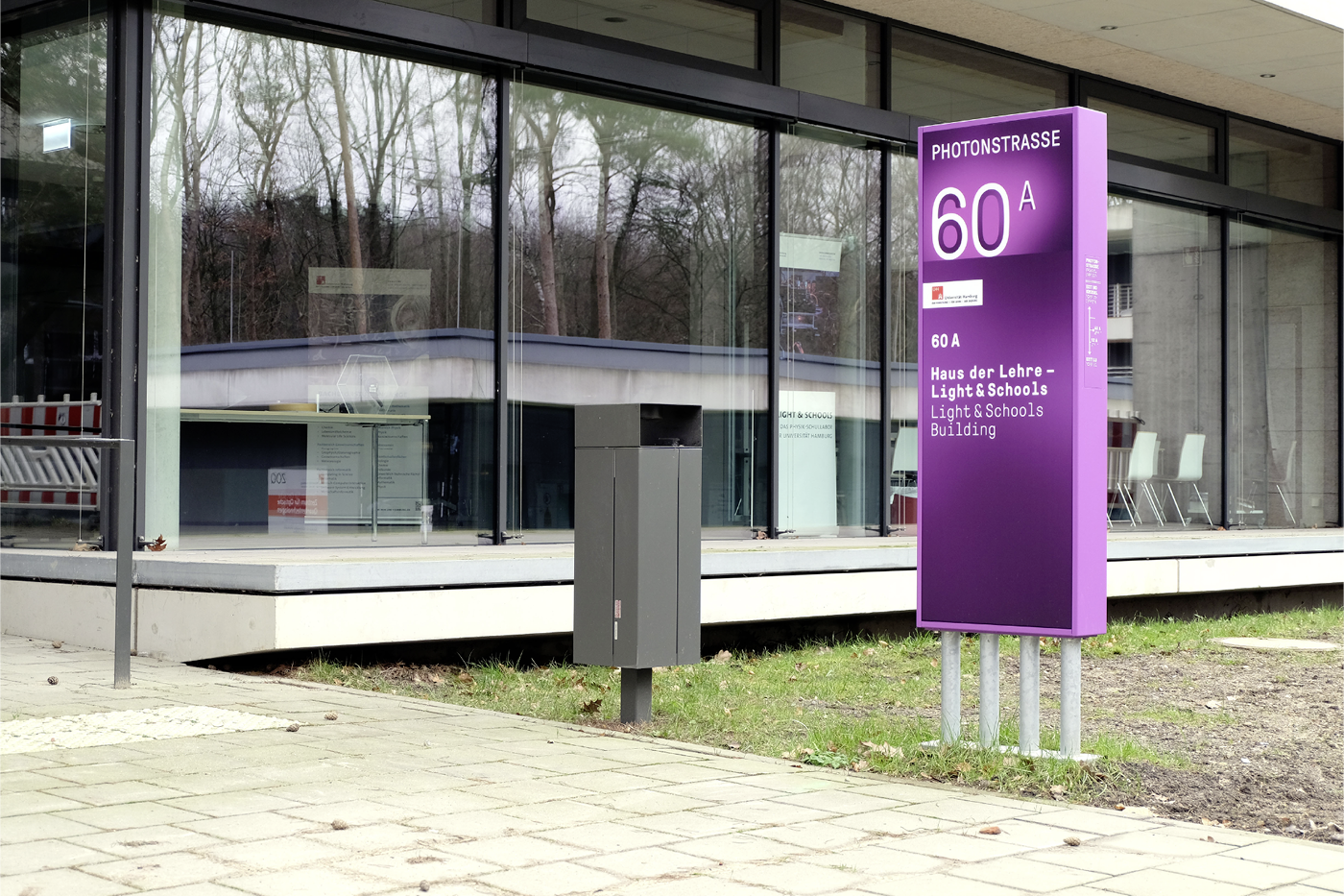 Gebäudekennzeichnung mit taktilem Feld (Plangrafik, Prismenschrift und Braille-Schrift)