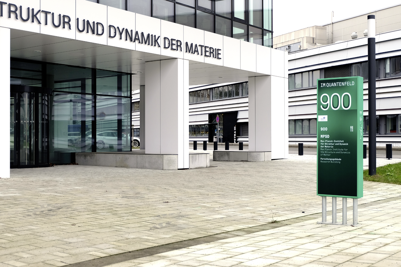 Gebäudekennzeichnung mit taktilem Feld (Plangrafik, Prismenschrift und Braille-Schrift)