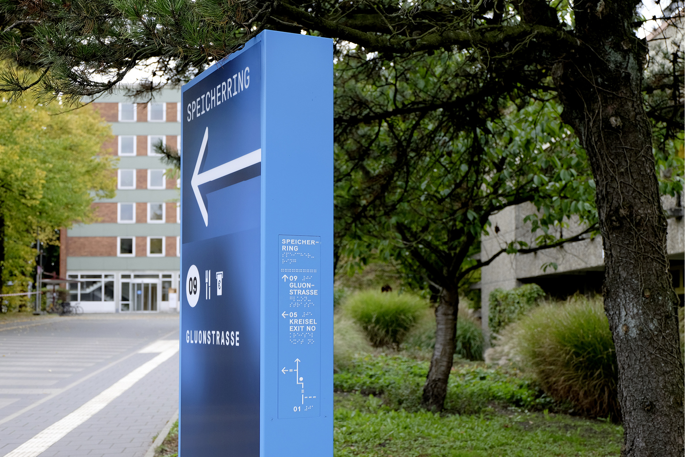 Wegweiser mit taktilem Feld (Plangrafik, Prismenschrift und Braille-Schrift)