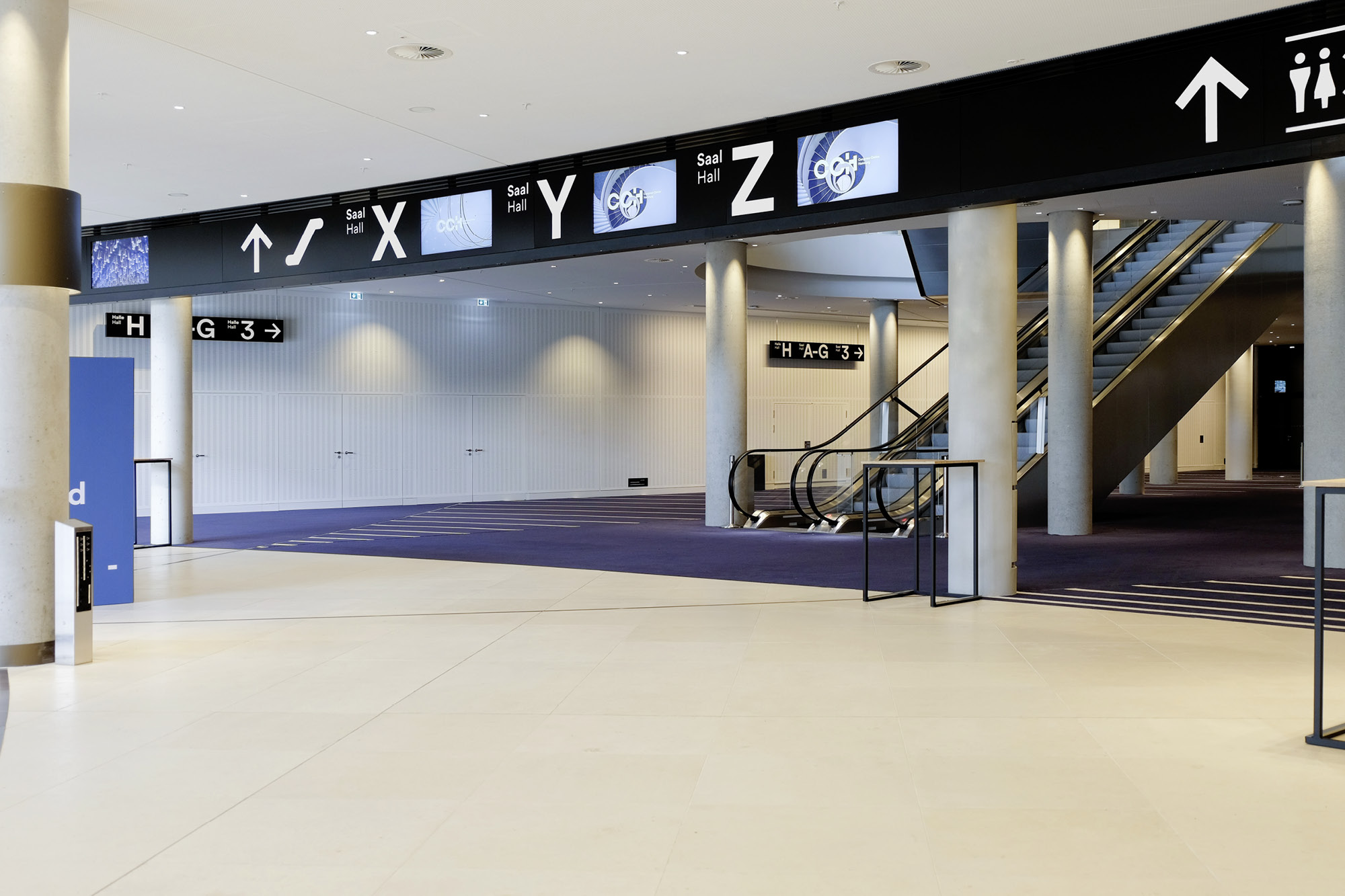 Foyer – Hauptwegweisung mit Digital Signage