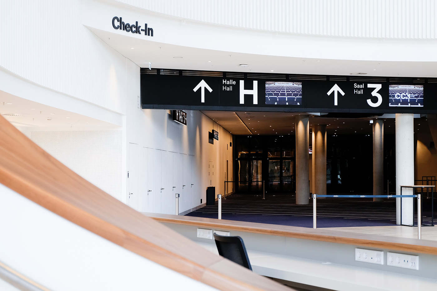 Foyer – Hauptwegweisung mit Digital Signage