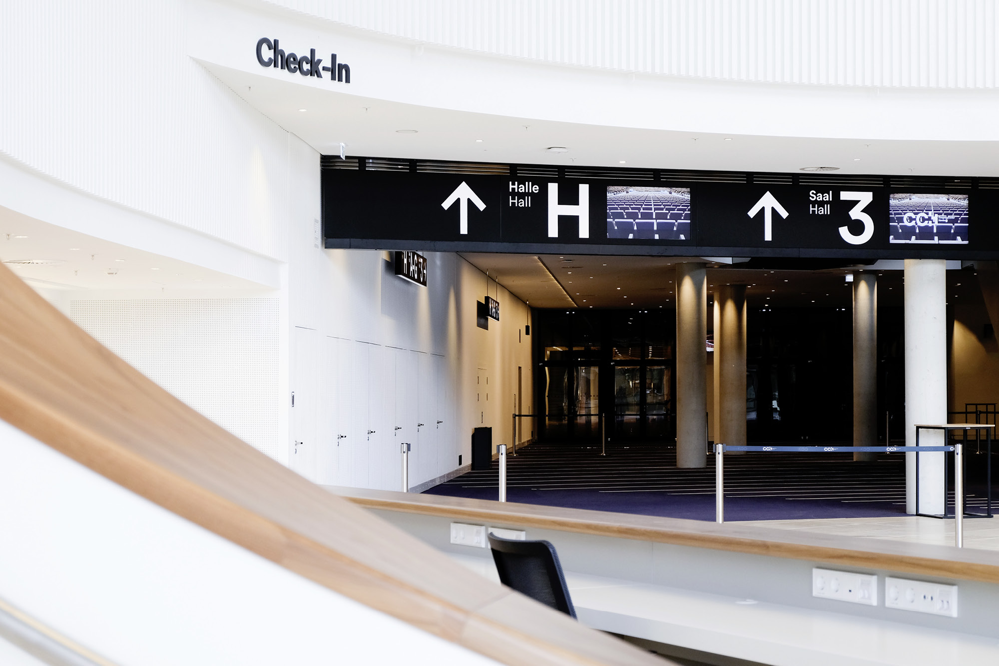 Foyer – Hauptwegweisung mit Digital Signage