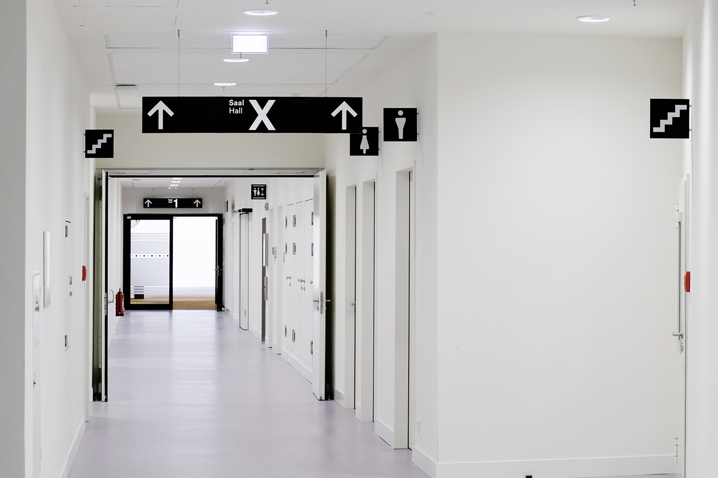 Wegweiser (leuchtend) und Kennzeichnungen Sanitärbereiche