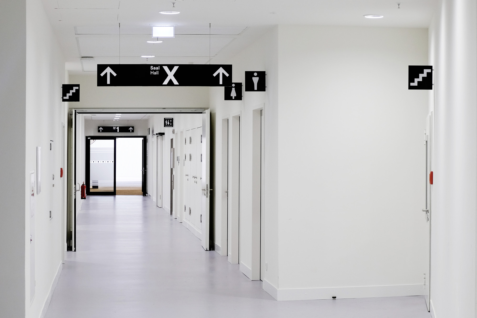 Wegweiser (leuchtend) und Kennzeichnungen Sanitärbereiche