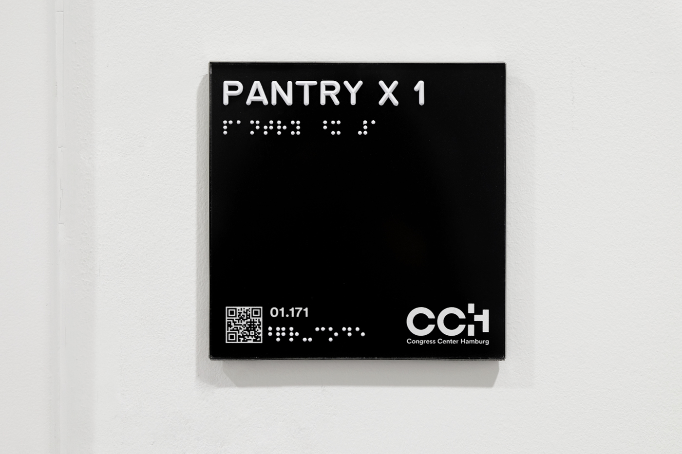 Barrierefreies Türschild (Braille- und Pyramidenschrift)