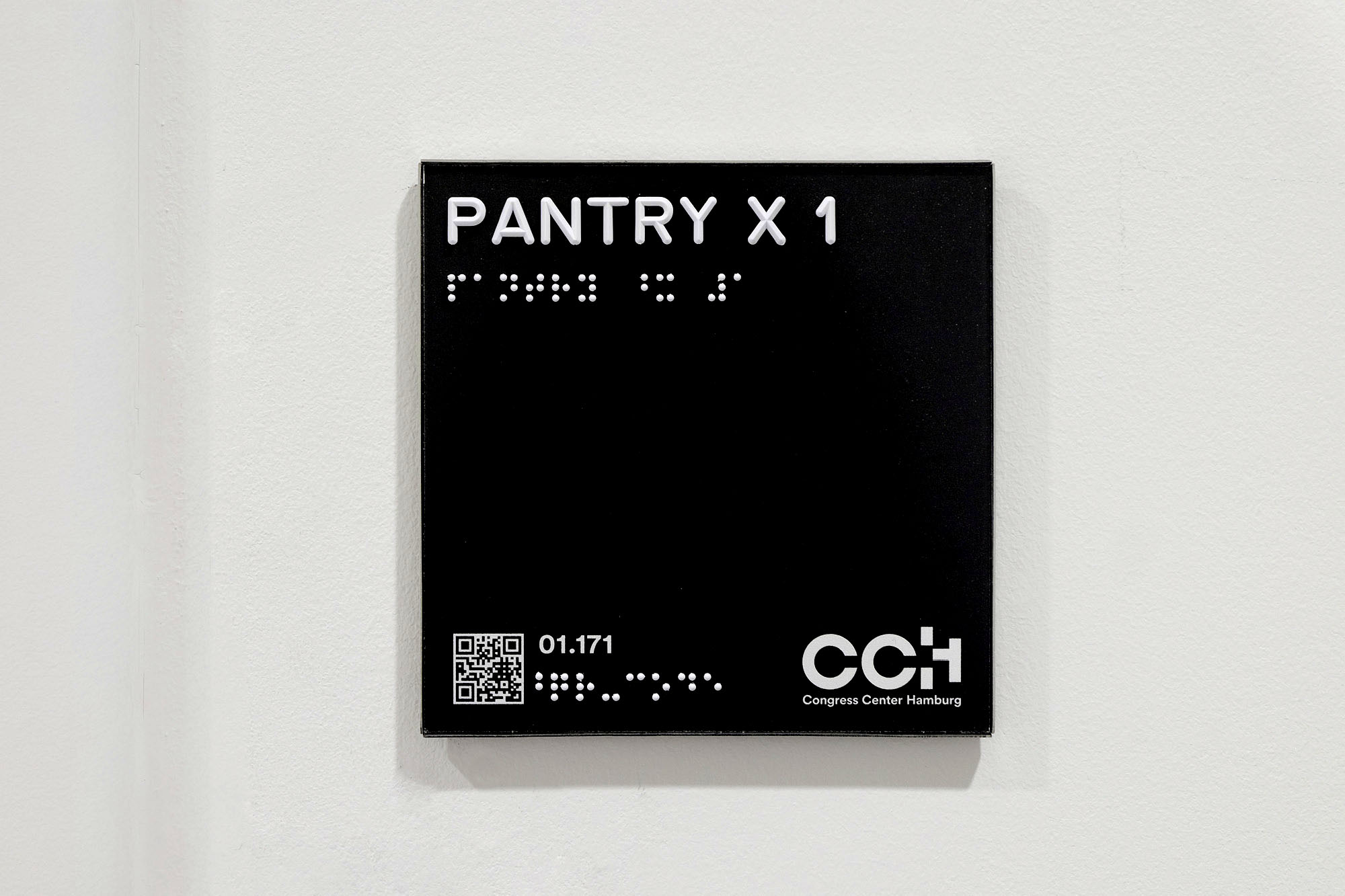 Barrierefreies Türschild (Braille- und Pyramidenschrift)