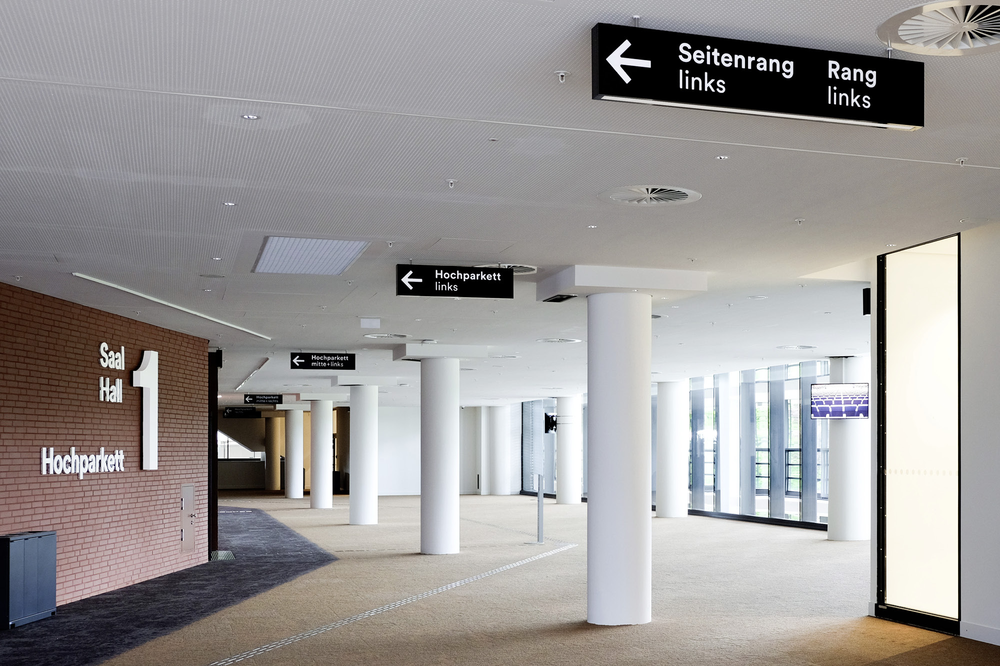 Wegweiser (leuchtend) und Raumkennzeichnung