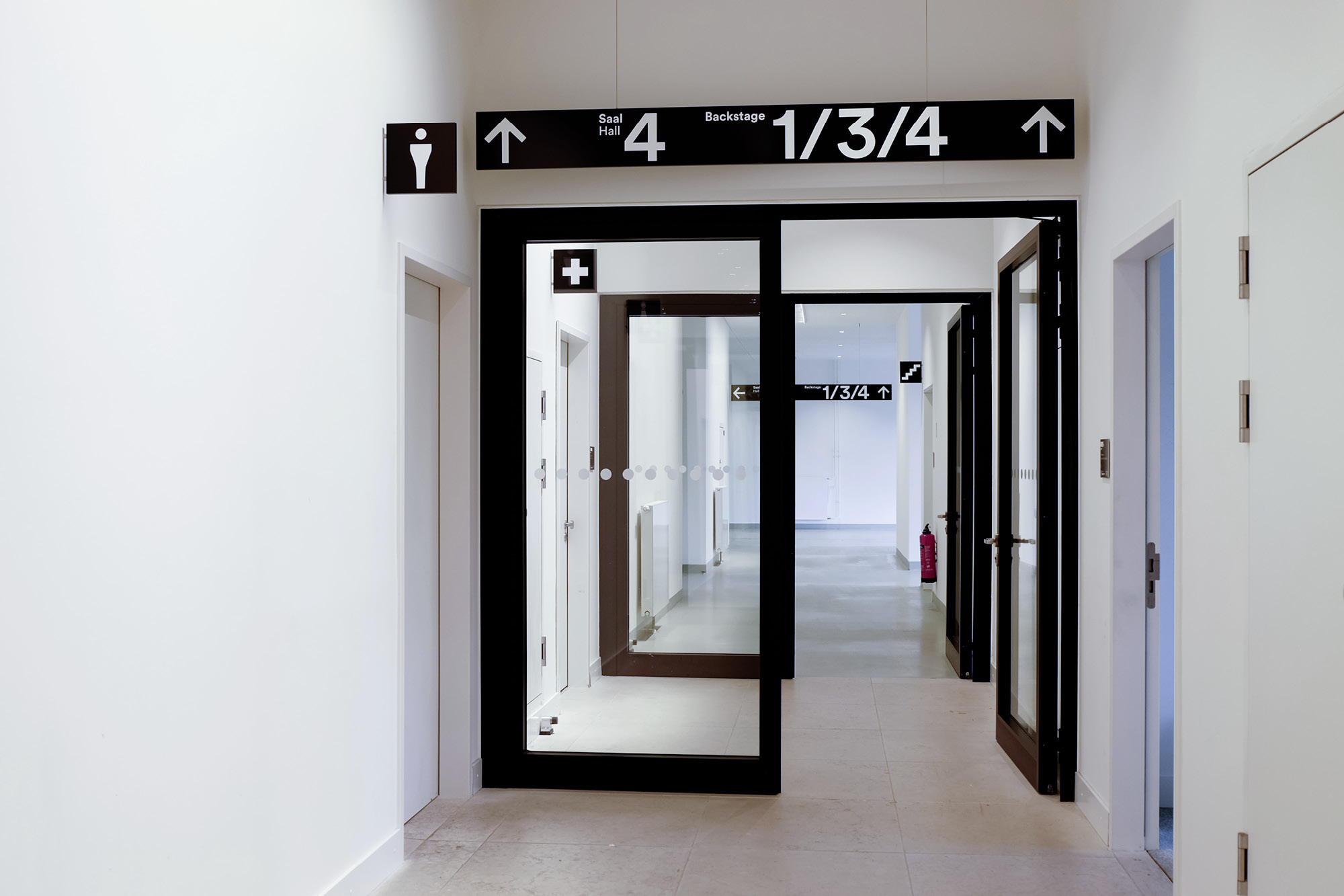 Wegweiser (leuchtend) und Kennzeichnungen Sanitärbereiche