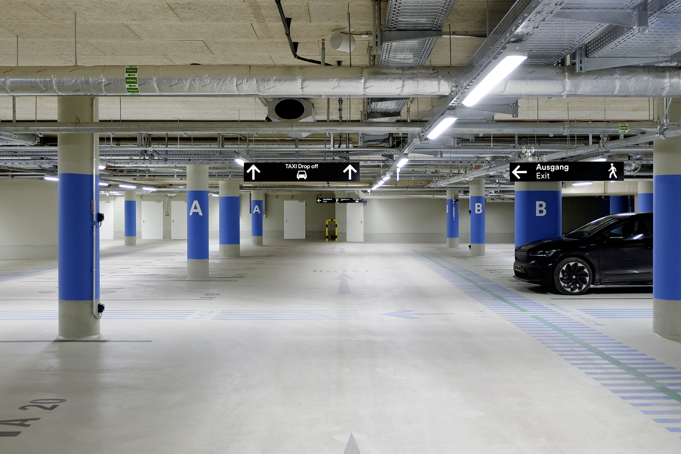 Wegweiser und Markierung Parkbereiche