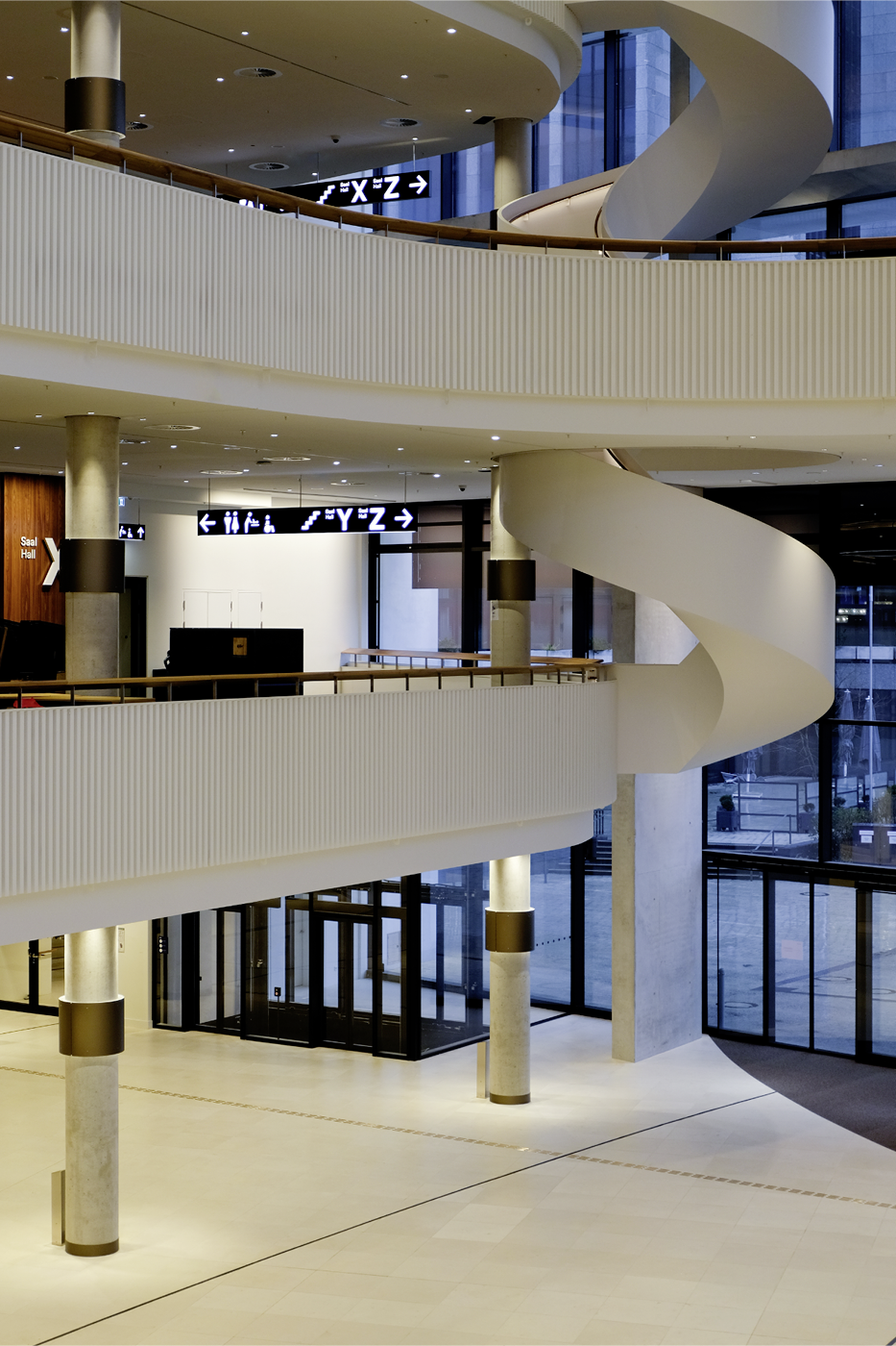 Ansicht Foyer mit Wegweisern