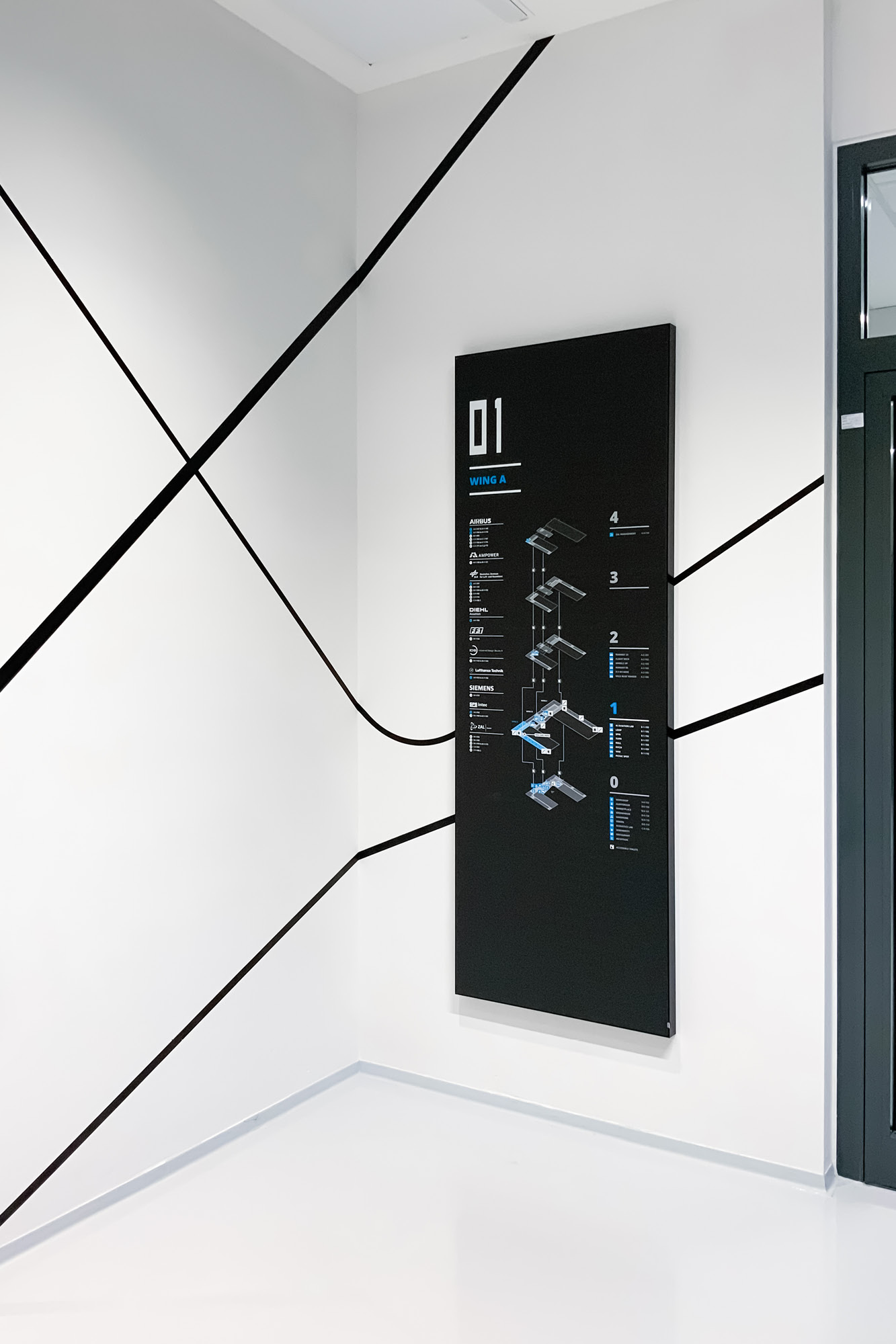 Motif mural et plan de bâtiment hall d‘ascenseur