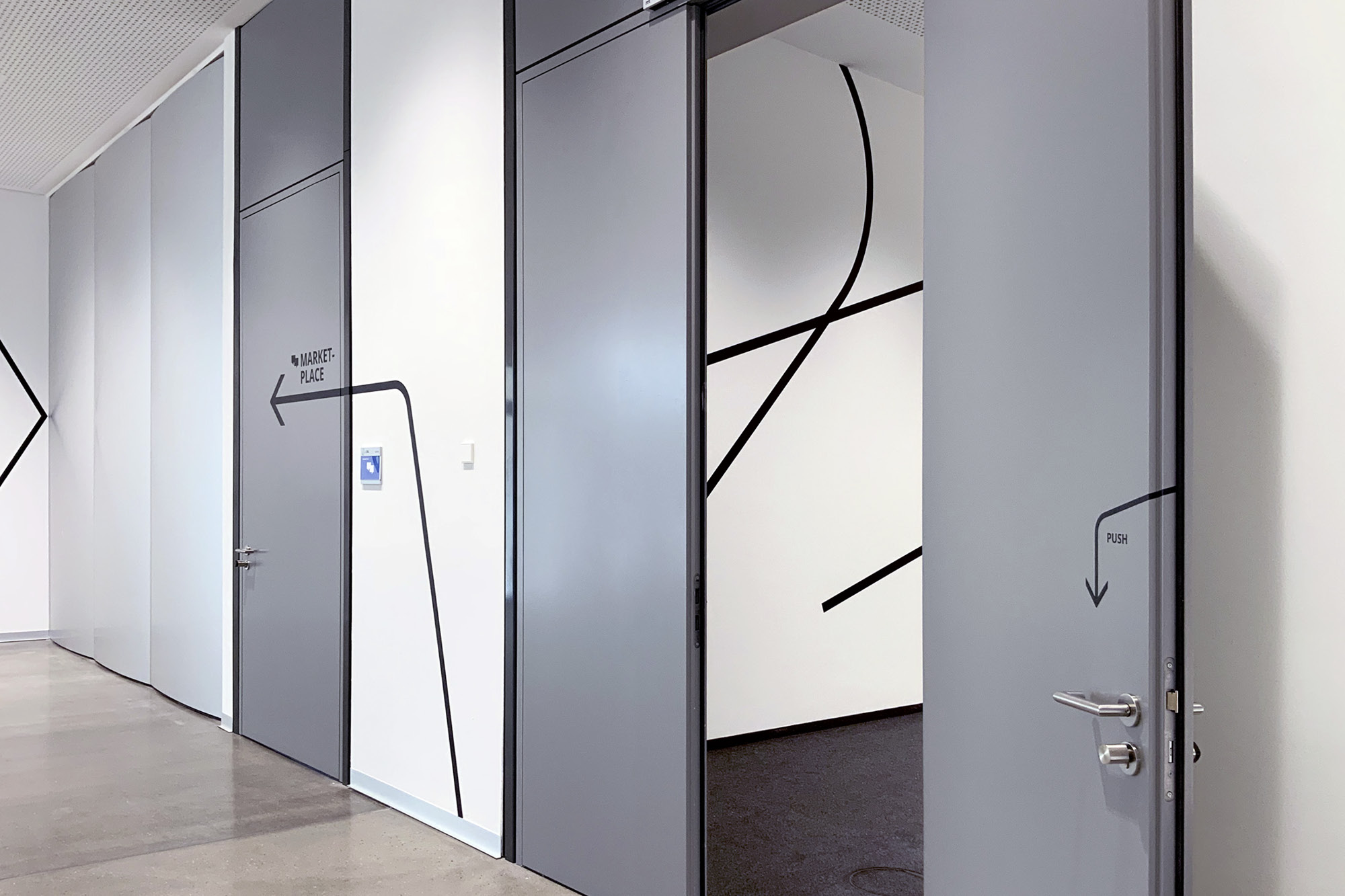 Motif mural et signalétique directionnelle