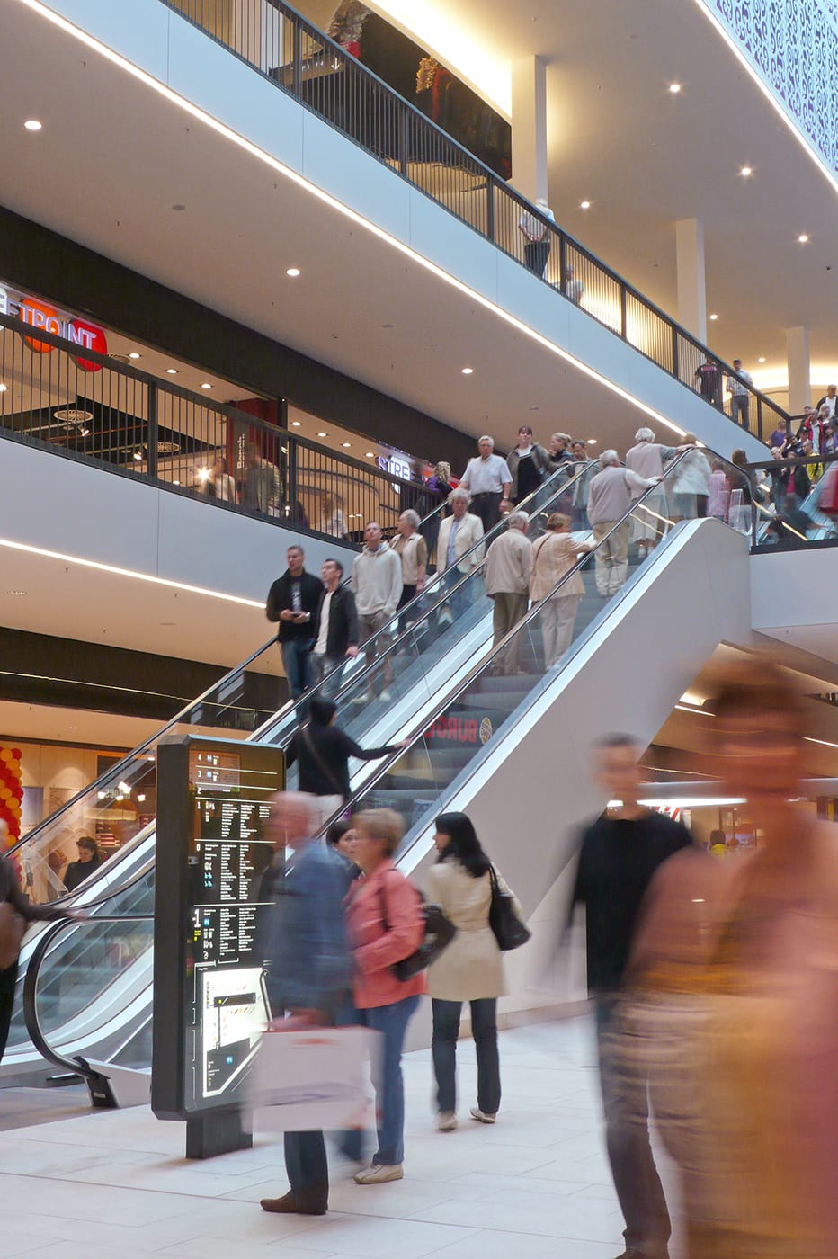 Totem d’orientation avec répertoire magasins