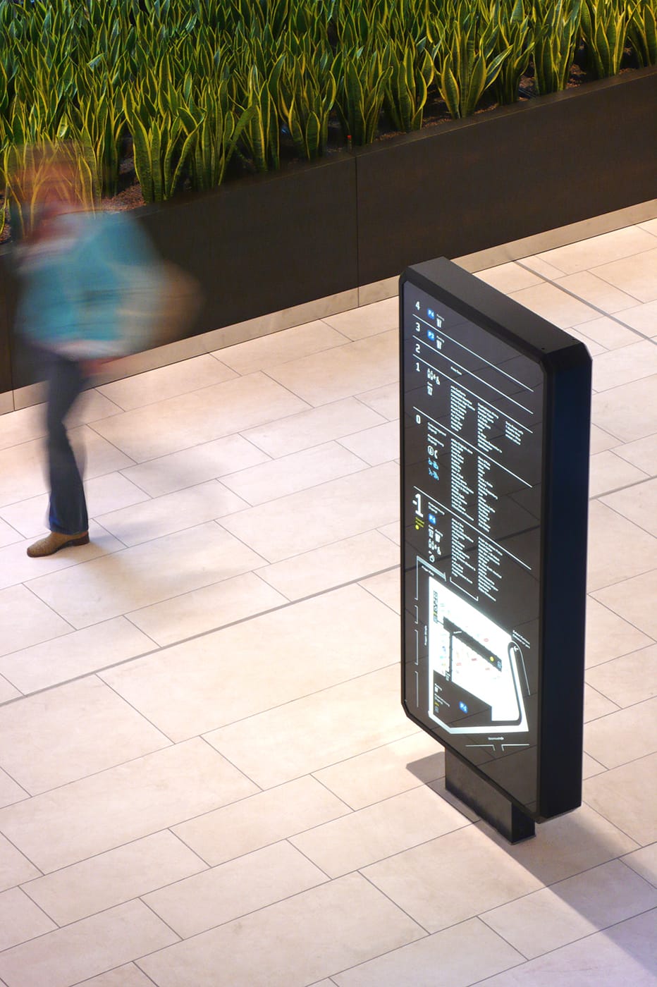 Totem d’orientation avec répertoire magasins