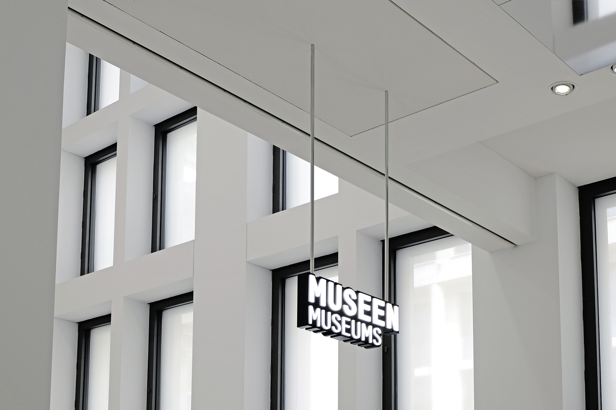 Signalétique directionnelle lumineuse