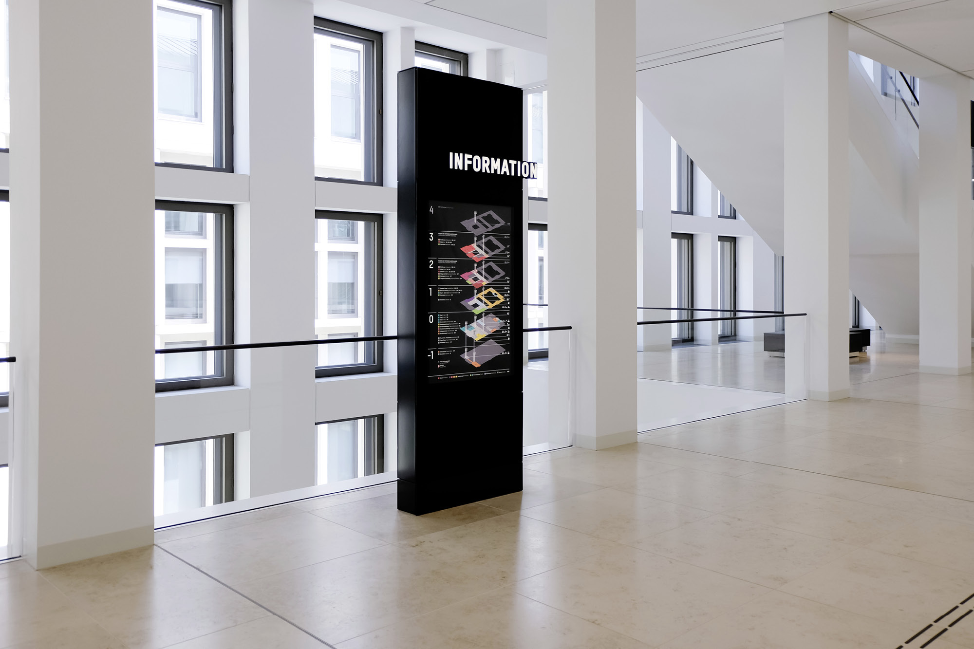 Totem d’orientation intérieur avec plan de bâtiment