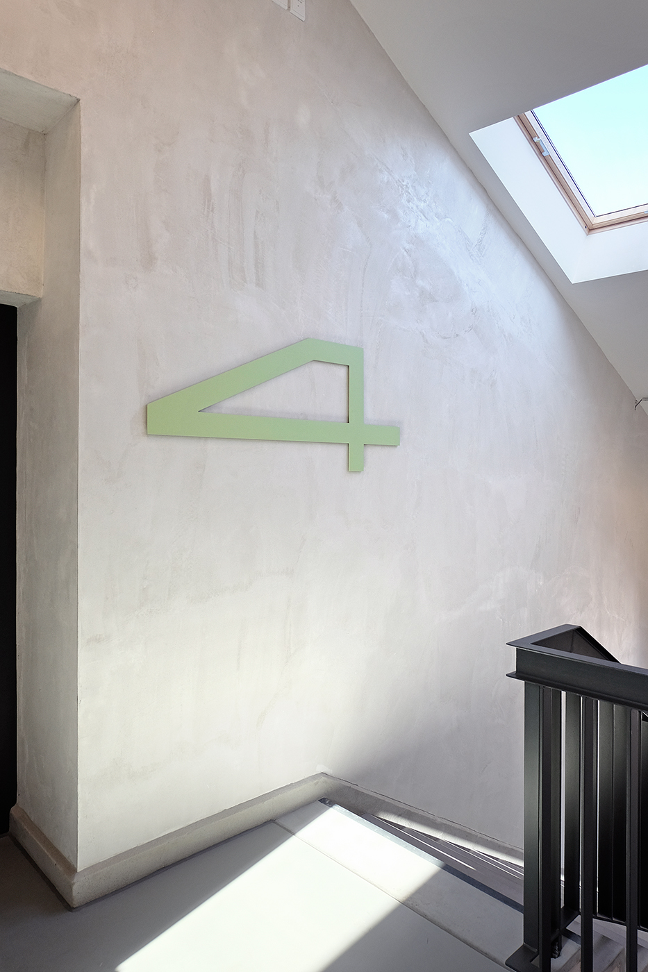 Level identification sign