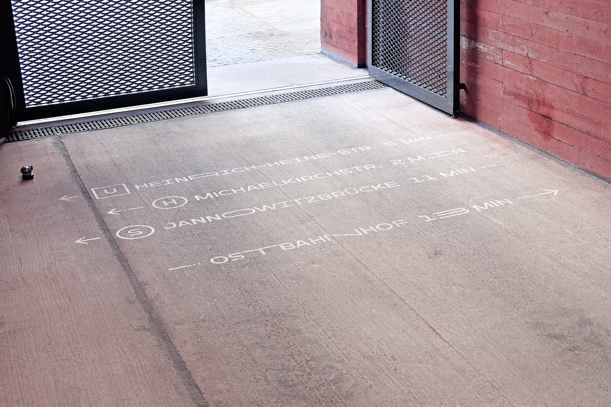 Bodenwegweiser ÖPNV-Haltestellen