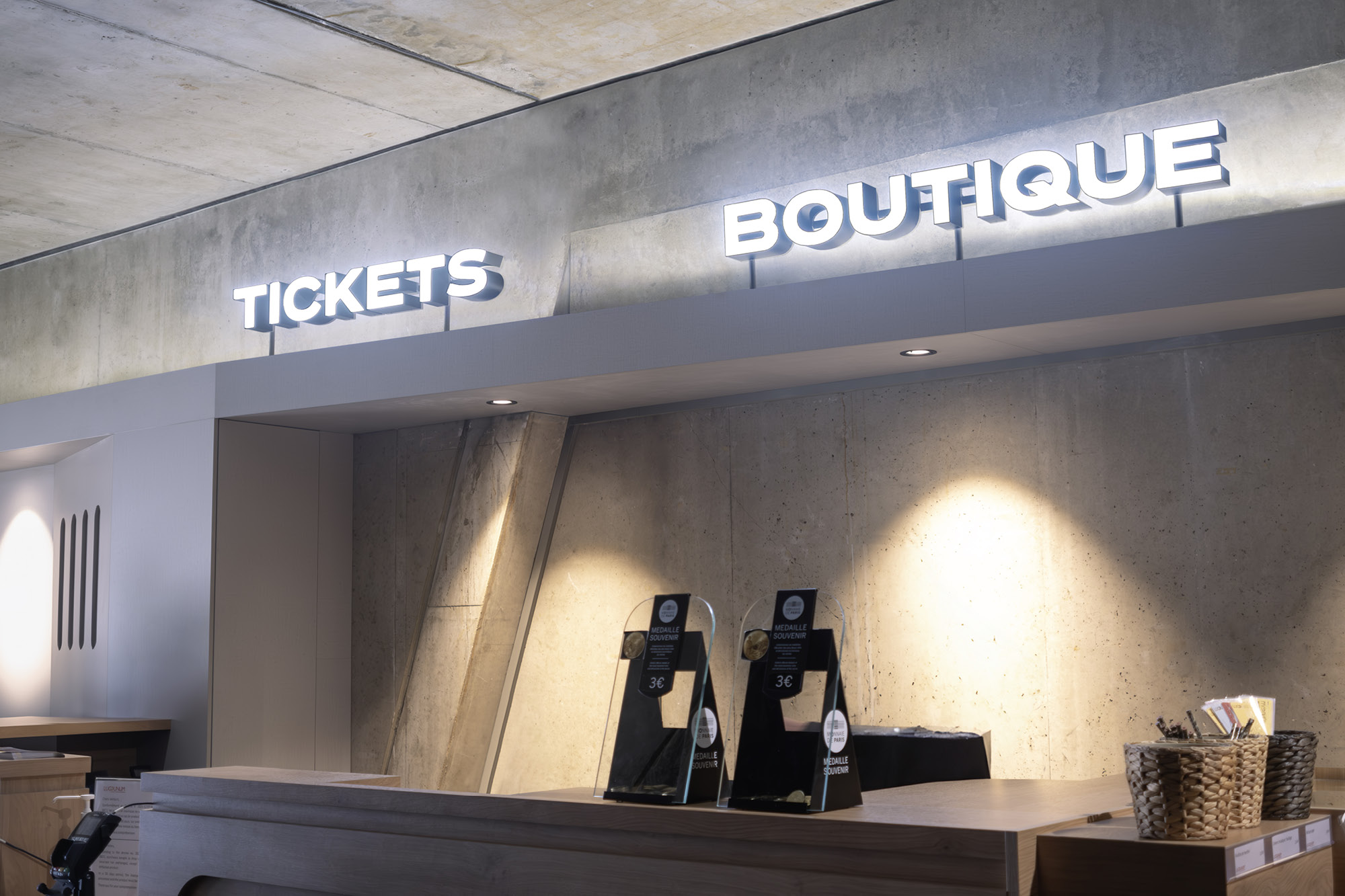 Signalétique d’identification caisse et boutique lumineuse