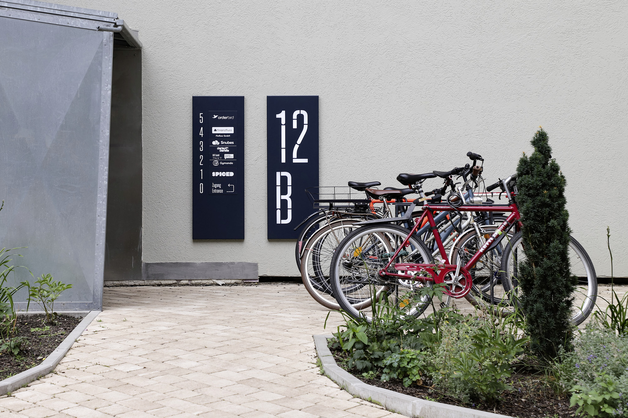 Signalétique d’accès et panneaux locataires