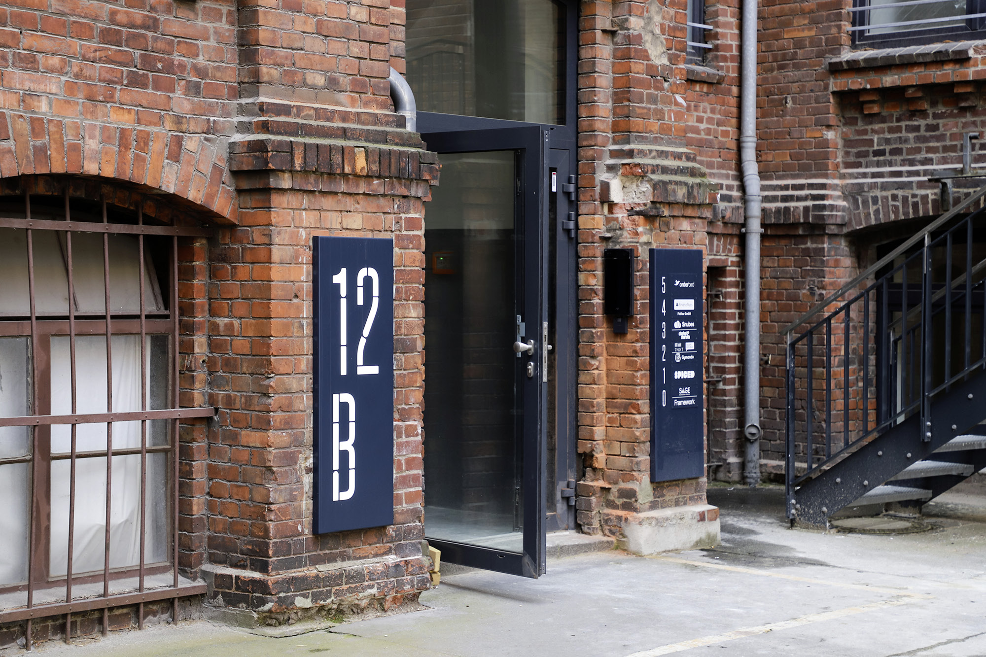 Signalétique d’accès et panneaux locataires