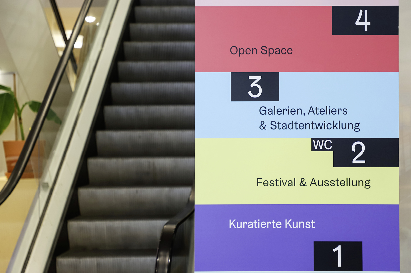 Stele Rolltreppe (Gebäudeübersicht), Detail