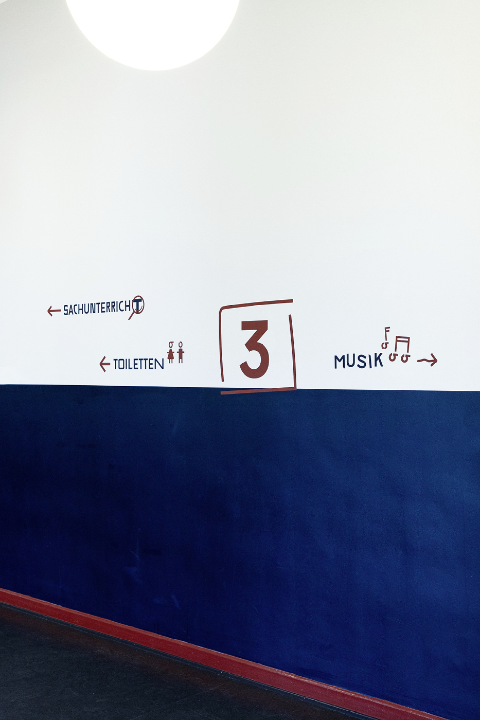 Repère de niveau et signalétique directionnelle