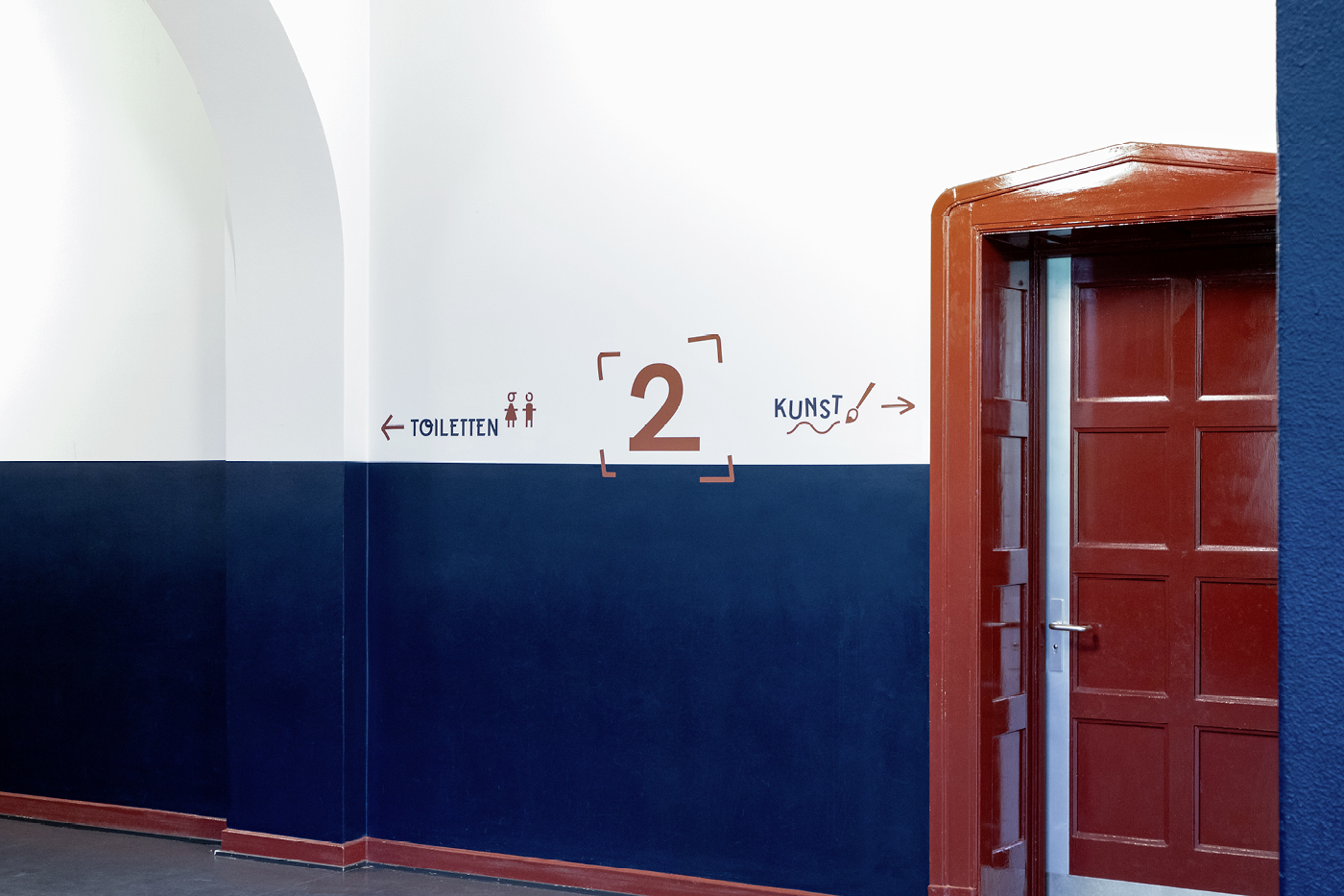 Repère de niveau et signalétique directionnelle