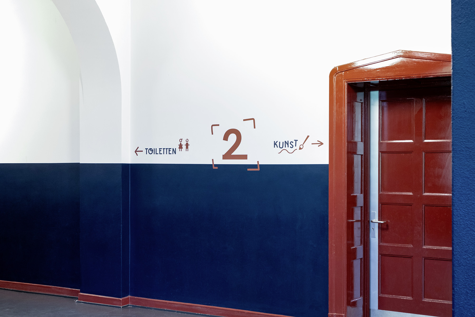 Repère de niveau et signalétique directionnelle