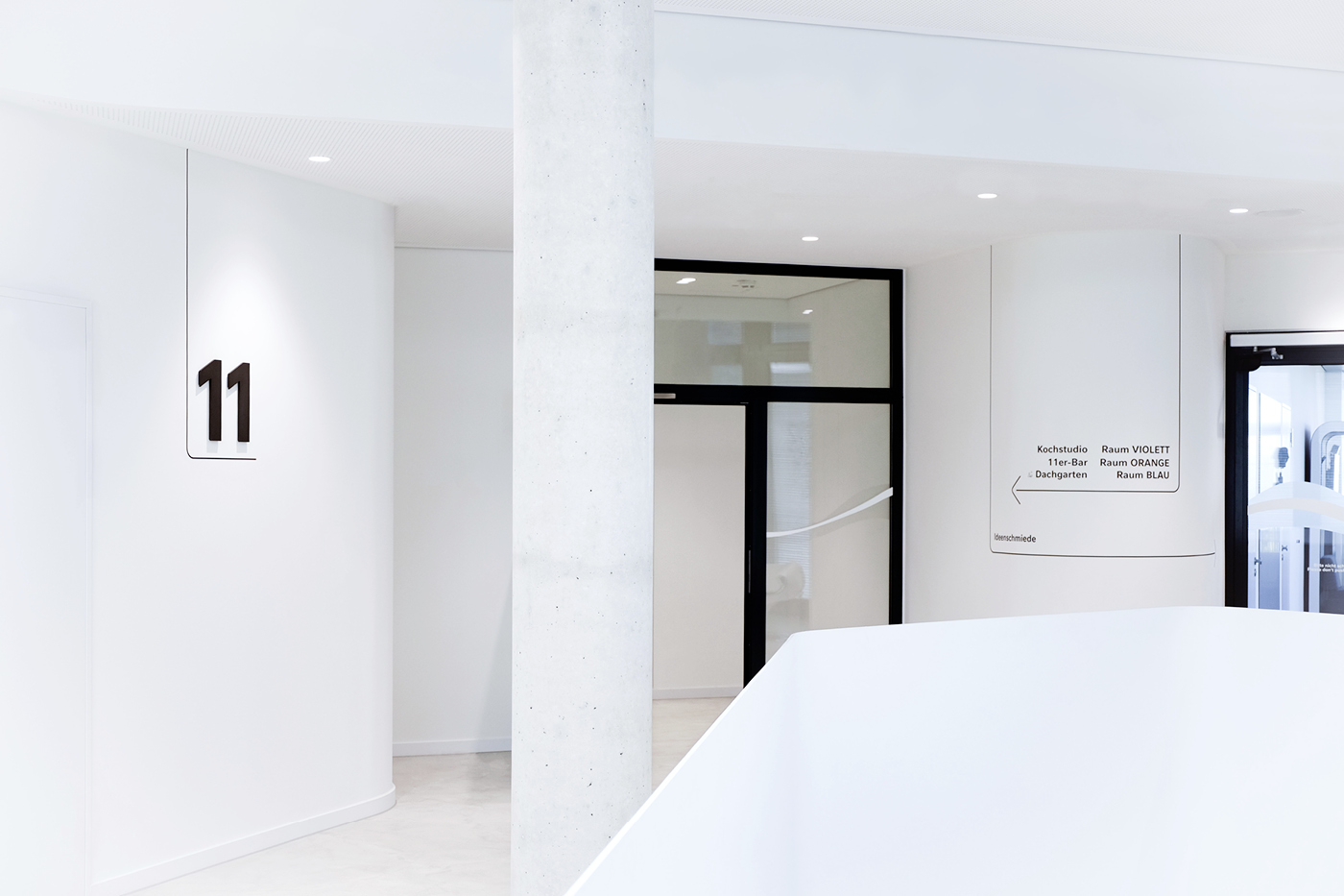 Etagenkennzeichnung und Wegweiser